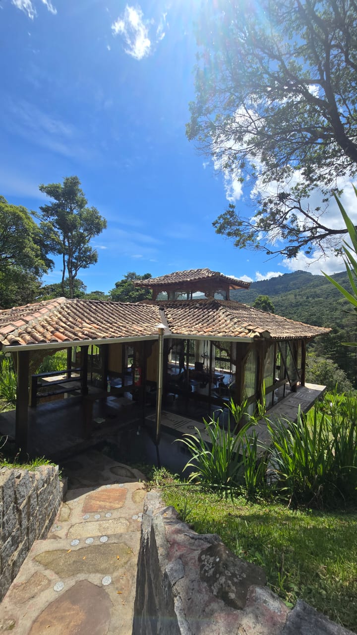 Jardins e mata do Seva Ashram em Campos do Jordão