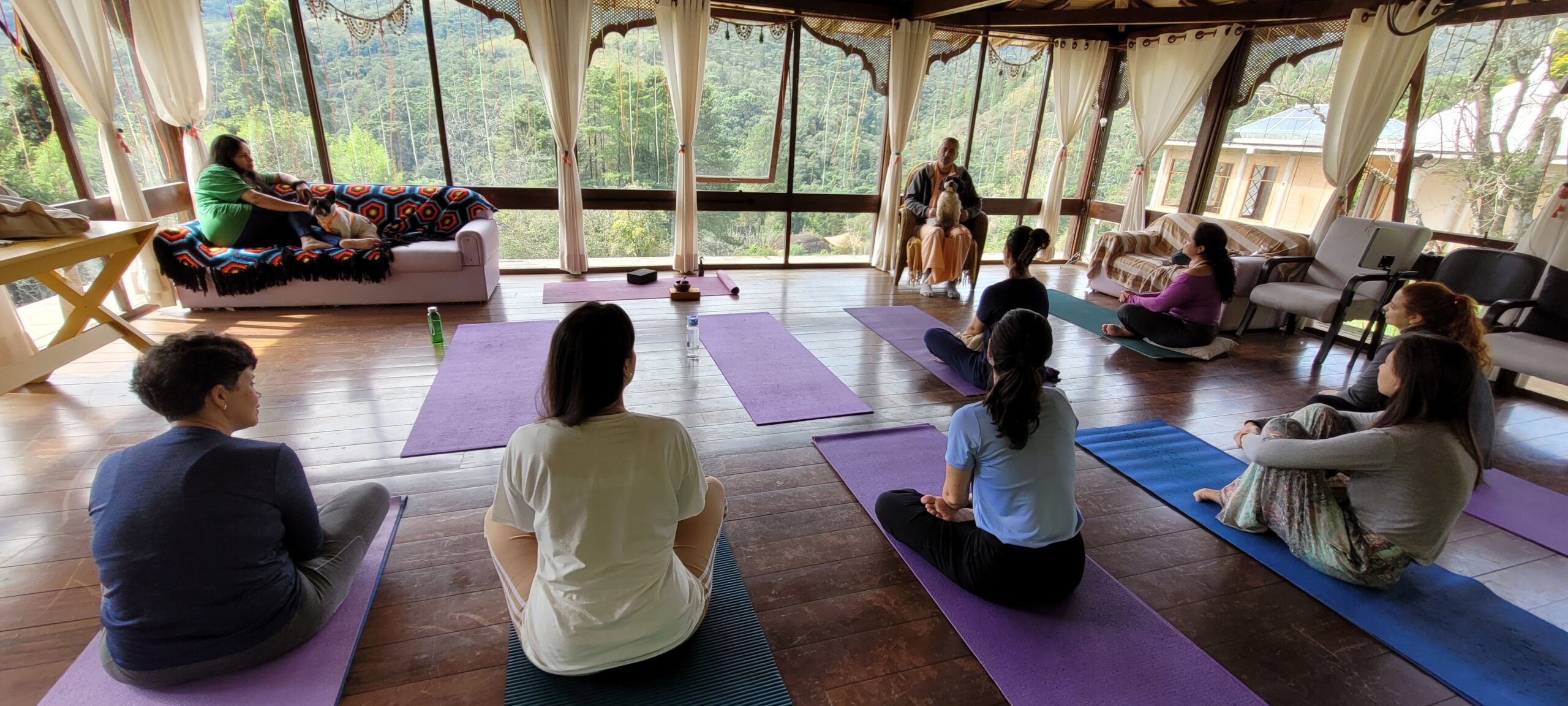 Sala de práticas de yoga em estrutura de madeira