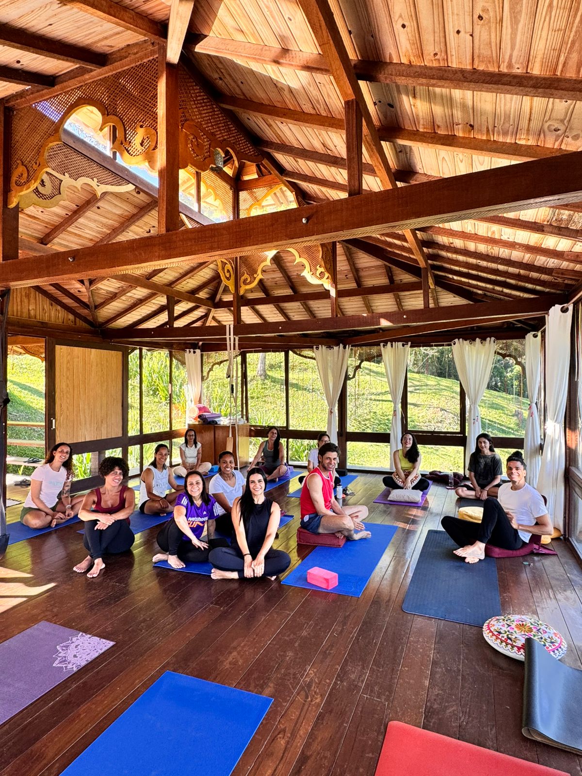 Sala de práticas de yoga do Seva Ashram com vista para a floresta